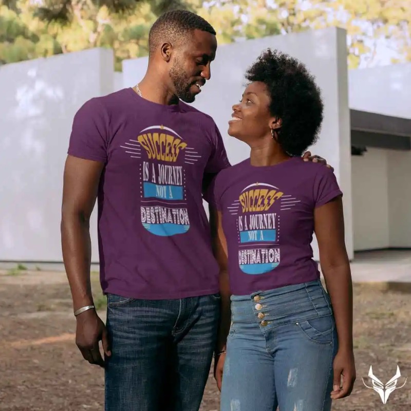 coppia di colore che indossa la T-shirt "success is a jurney" di ispirazione massima di colore viola