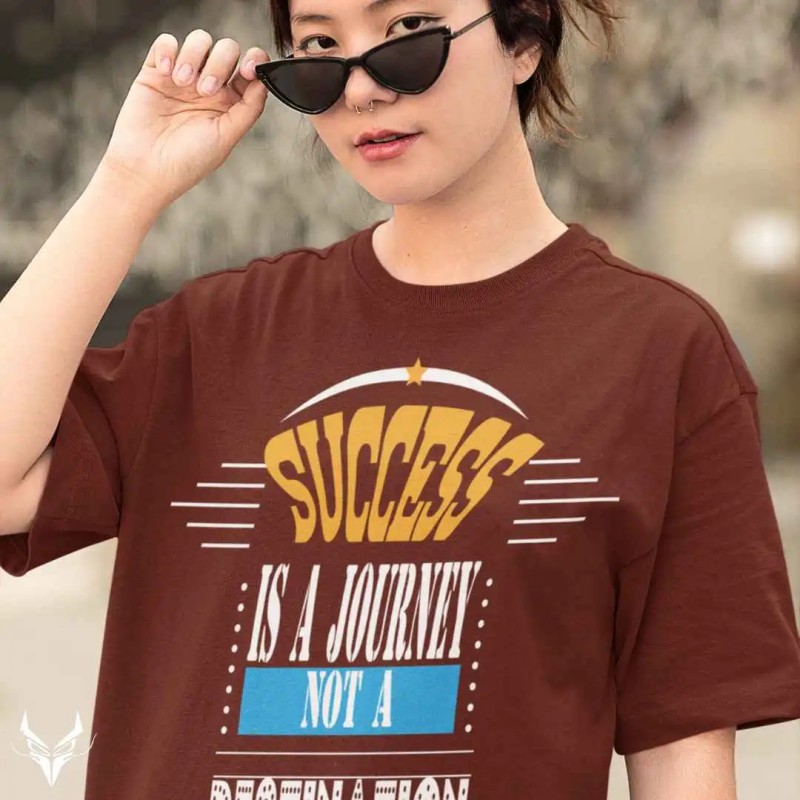 ragazza asiatica con occhiali da sole che indossa la T-shirt "success is a jurney" di ispirazione massima di colore marrone