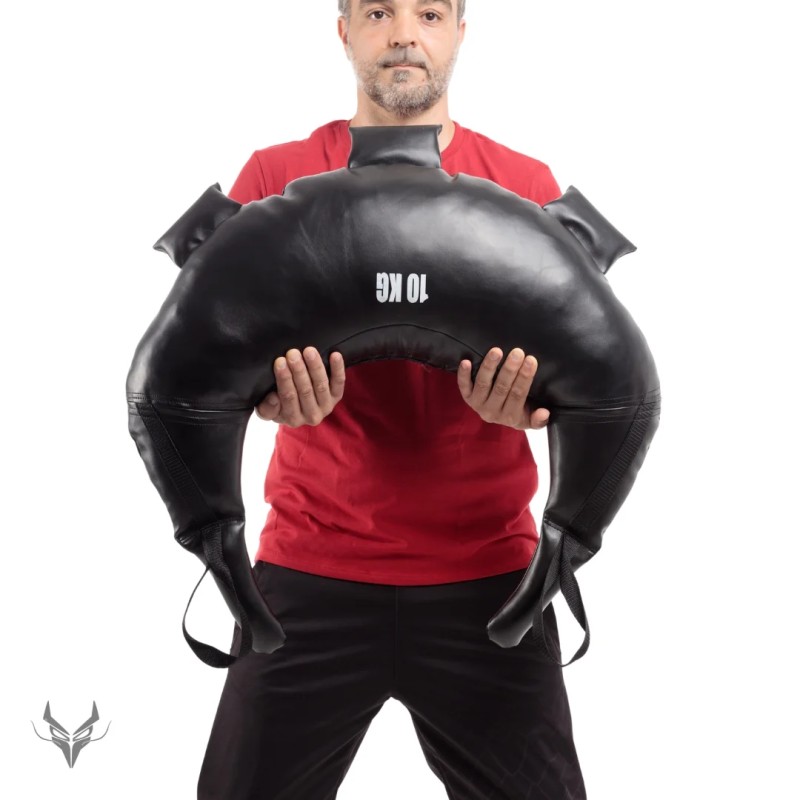 Bulgarian Bag DRACONES tenuta in braccio da coach paolo dragoni, vista frontale con dettaglio sul peso.