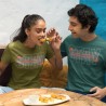 coppia al tavolo che condivide una pizza, entrambe indossano la tshirt stay focused di ispirazione massima