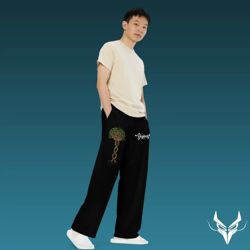 Modello uomo con pantaloni Yoginess 'Albero della Vita' in stile a zampa, perfetti per un look casual e confortevole.