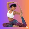 Una donna esegue una posa di yoga seduta, indossa leggings mandala yoginess.