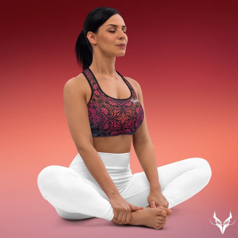 Una donna in meditazione, indossa un reggiseno sportivo con design mandala, simbolo di pace e concentrazione.