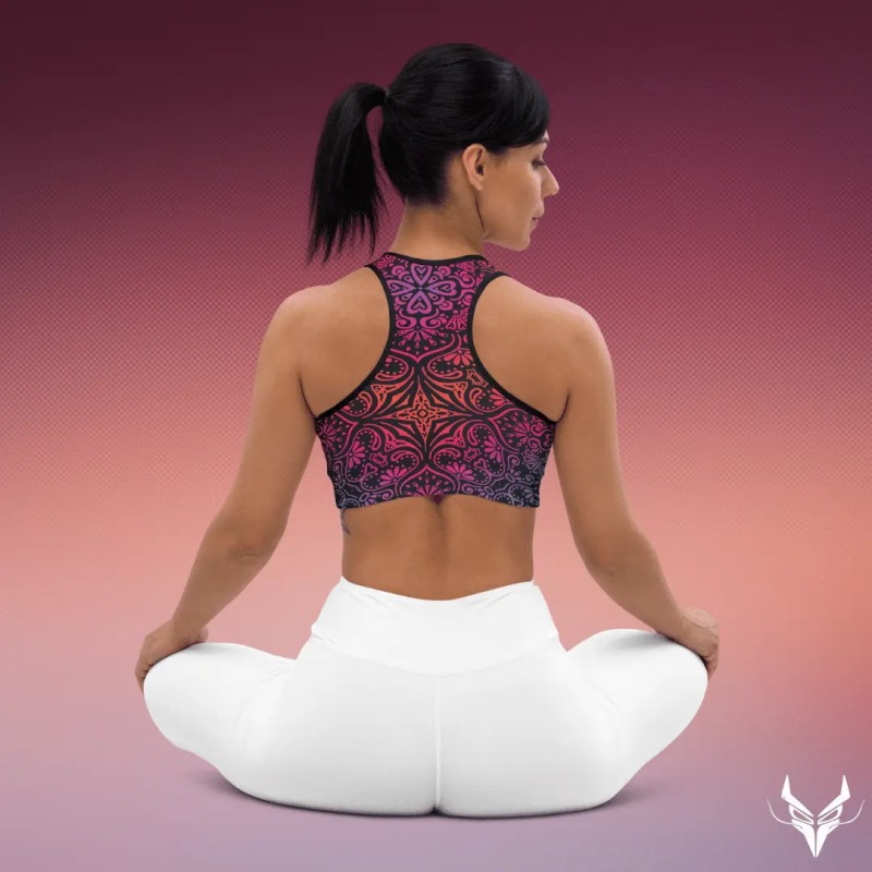Atleta in posa meditativa con top mandala Yoginess, unendo comfort e serenità