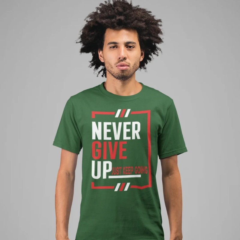 ragazzo medioorientale con addosso la maglietta di ispirazione massima "never give up just keep going" in verde