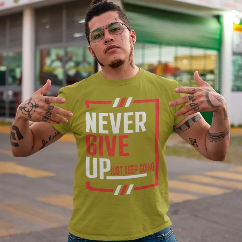 ragazzo sudamericano con addosso la maglietta di ispirazione massima "never give up just keep going" in verde