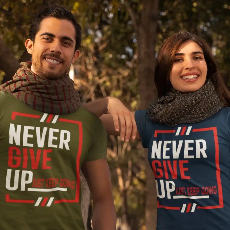 coppia che passeggia al parco e indossa la maglietta di ispirazione massima "never give up just keep going"