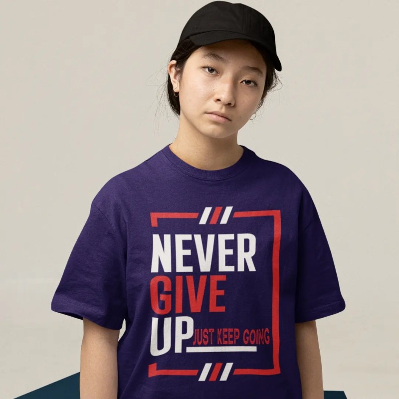Acquista Subito la Maglietta Unisex 'Never Give Up, Just Keep Going'