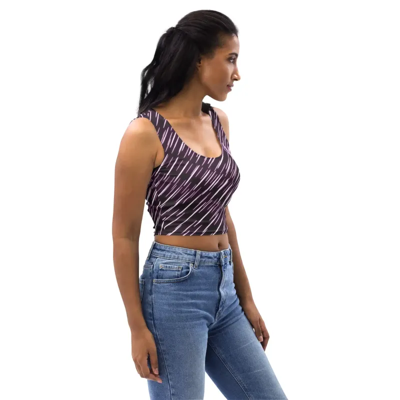 Modella di profilo che indossa il crop top NeonStride con design dinamico viola