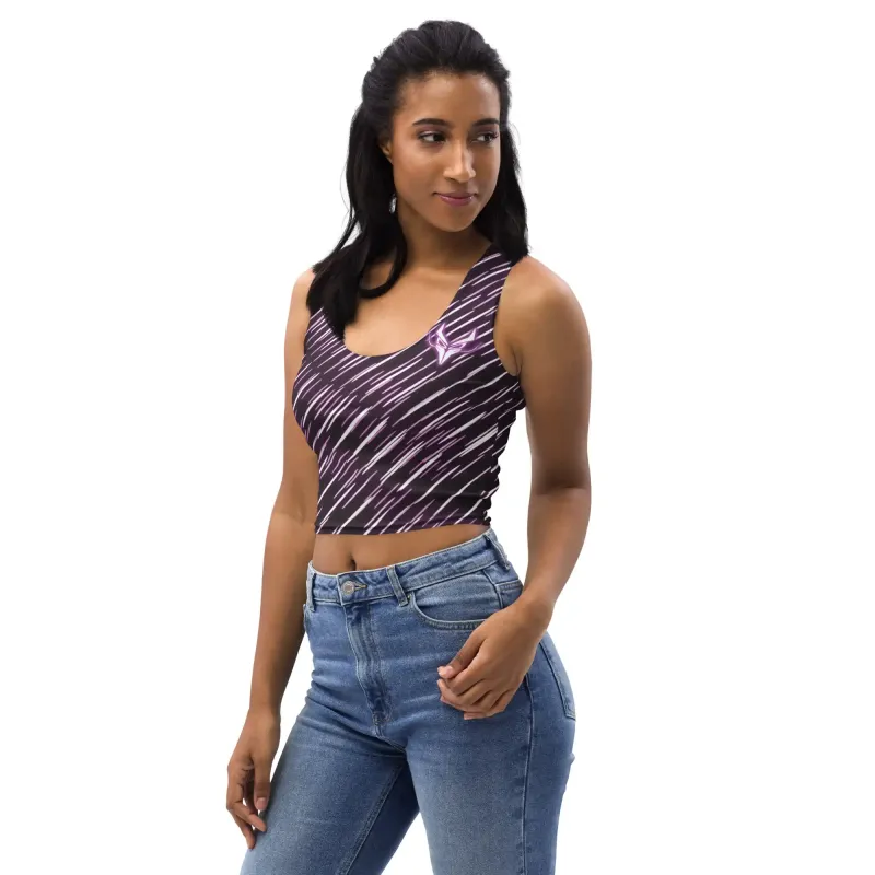 Modella in posa laterale che mostra il crop top NeonStride in stile streetwear