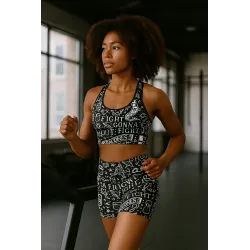 Modella sportiva indossa top e short InkBlaze Shadow DRACONES mentre si allena in palestra