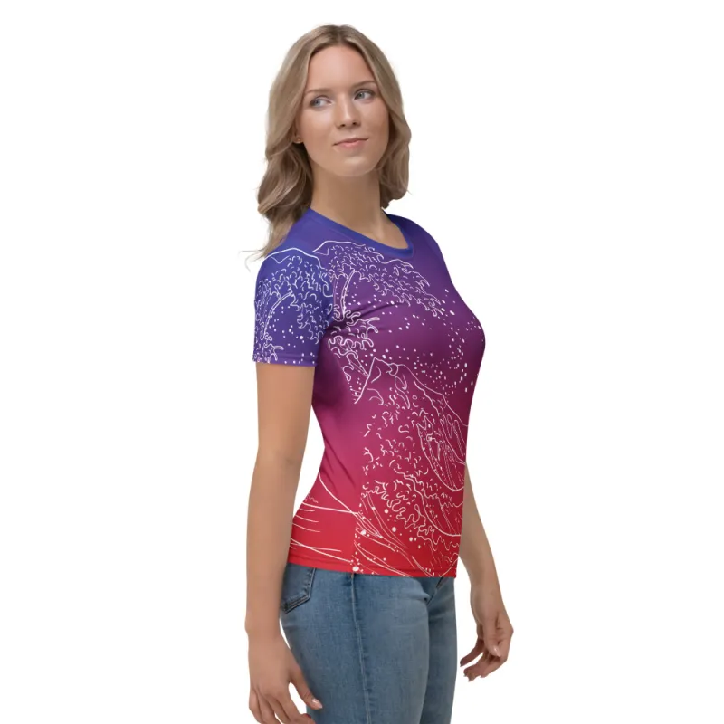 Modella in posa laterale con t-shirt Yugen Horizon e stampa fluida