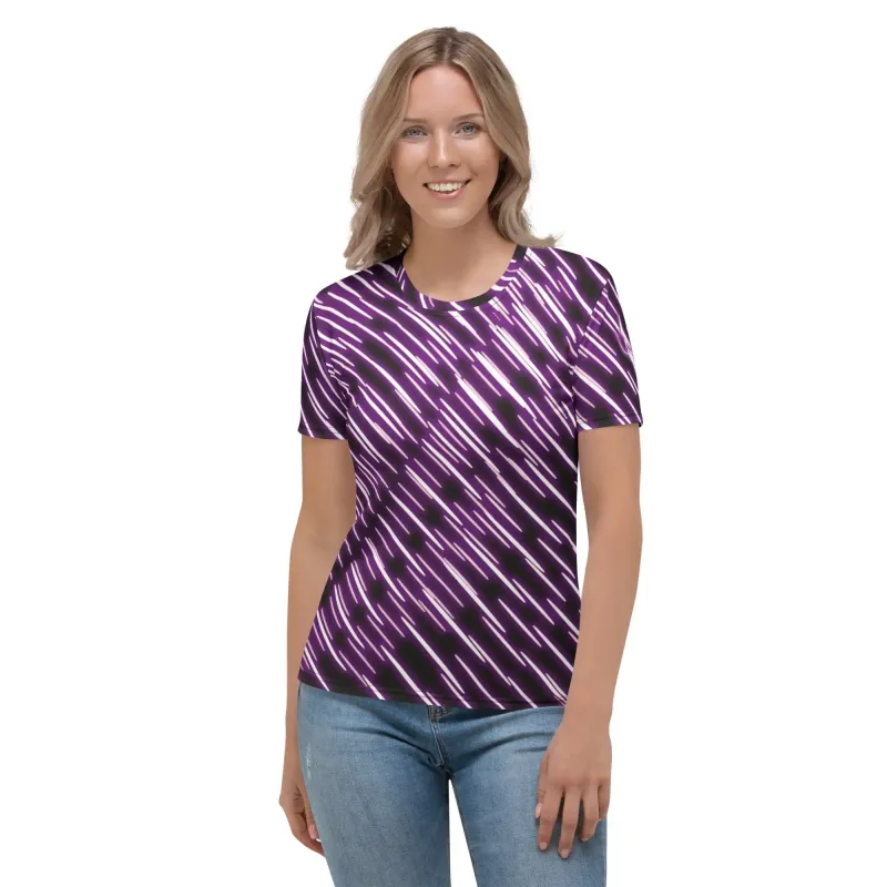 Modella con T-shirt NeonStride vista frontale, stampa fluo viola su fondo nero