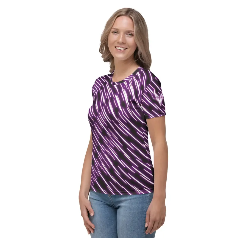 Modella sorridente con T-shirt NeonStride in posa semi-laterale