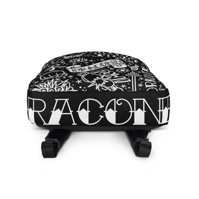 Zaino InkBlaze Shadow - Vista dal basso, dettagli del fondo con logo DRACONES e pattern pop art.