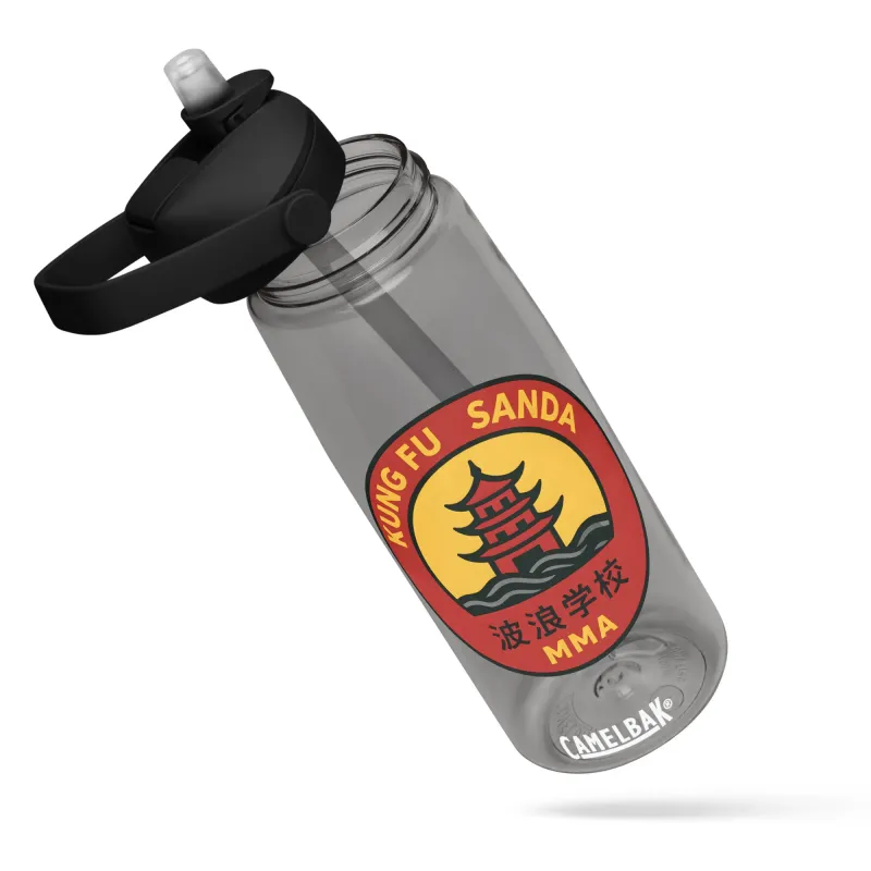 Official Scuola delle Onde CamelBak water bottle – dynamic angle with front logo.