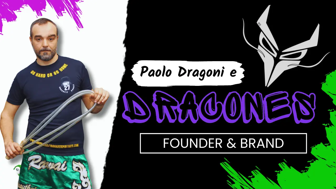 Foto di Paolo Dragoni, fondatore di Dracones, in posa con un equipaggiamento da Muay Thai. Il logo di Dracones e le parole 'Founder & Brand' accompagnano l'immagine, evidenziando il legame tra la persona e il marchio sportivo.