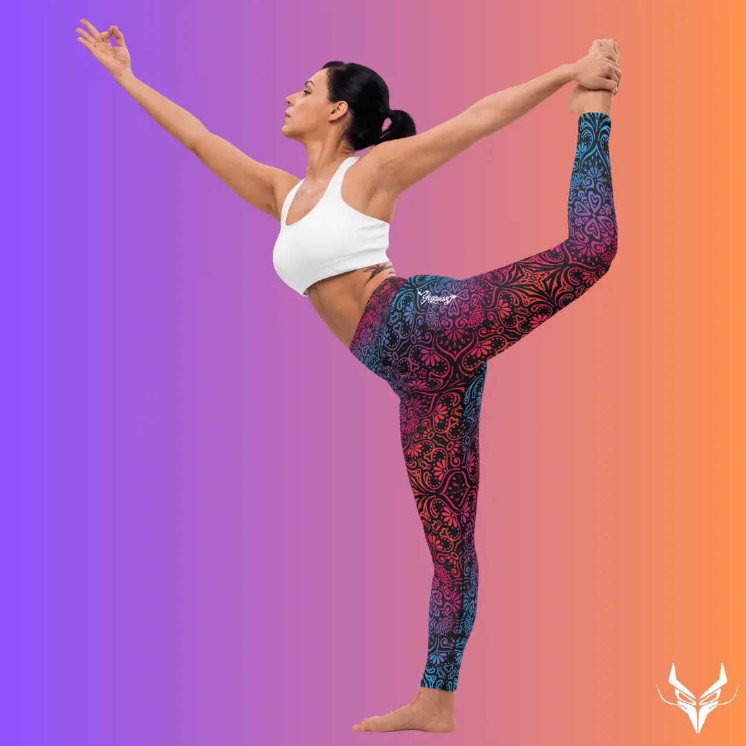 Una donna in una posa di danzatrice di yoga, indossa leggings yoginess colorati con motivi mandala.