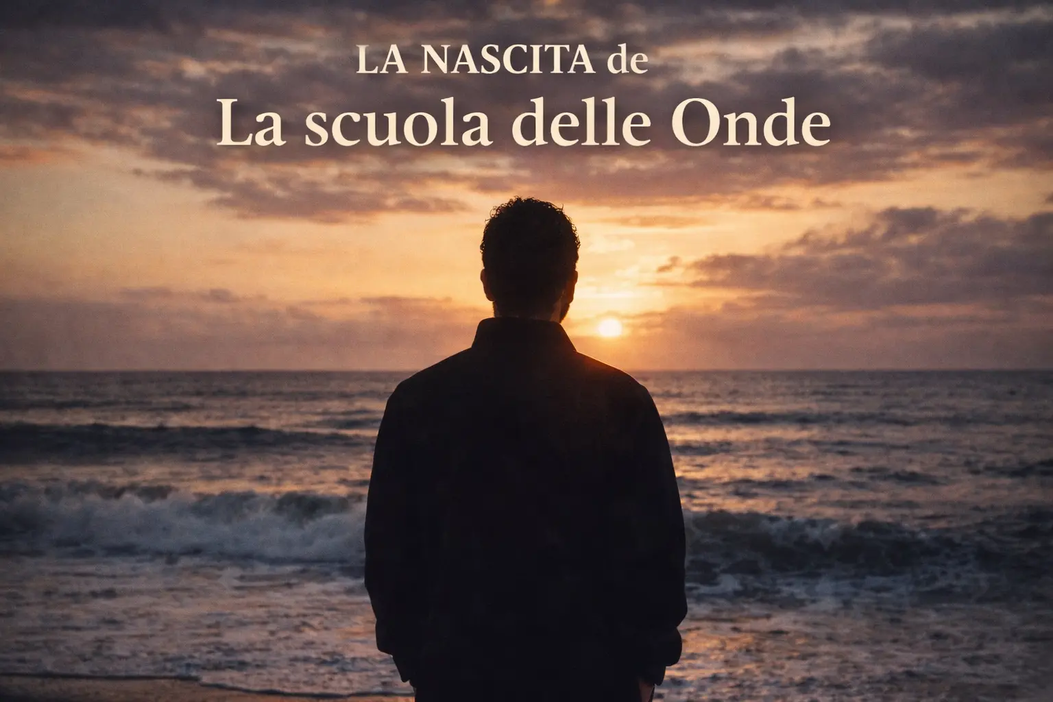 La nascita della Scuola delle Onde – Marco Scalia Marco Scalia di spalle davanti al mare al tramonto, immagine simbolica della nascita della Scuola delle Onde e della filosofia tra surf e arti marziali