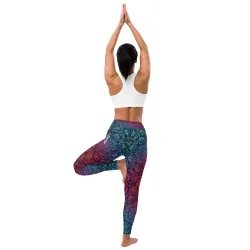 Dettaglio del design unico dei leggings Mandala Energy durante una sessione yoga.