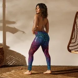 Comfort e versatilità con i leggings Mandala Energy, indossati in ambienti rilassanti.