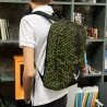 Dettaglio del design esagonale sul lato dello zaino Hivepack