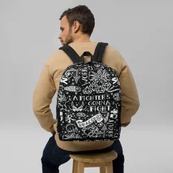 Zaino InkBlaze Shadow indossato da uomo, perfetto per sport e tempo libero, stile unico in bianco e nero.