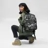 Zaino InkBlaze Shadow indossato da donna, un accessorio di tendenza con stile pop e materiali premium.