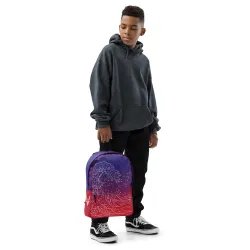Modello con zaino Yugen Horizon in mano, perfetto per un look urbano e dinamico.