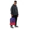 Modello con zaino Yugen Horizon in mano, perfetto per un look urbano e dinamico.