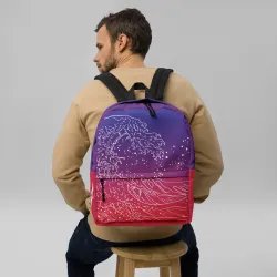 Modello con zaino Yugen Horizon indossato, evidenziando il design iconico e i colori sfumati.