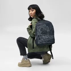 Modella che indossa lo zaino Yugen Eclipse, perfetto per un look urbano e sportivo.