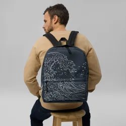 Modello che sfoggia lo zaino Yugen Eclipse, combinazione di stile e funzionalità.