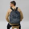 Modello che sfoggia lo zaino Yugen Eclipse, combinazione di stile e funzionalità.
