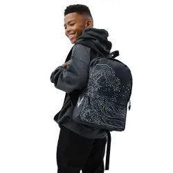 Zaino Yugen Eclipse indossato su spalle, perfetto per avventure quotidiane e viaggi.