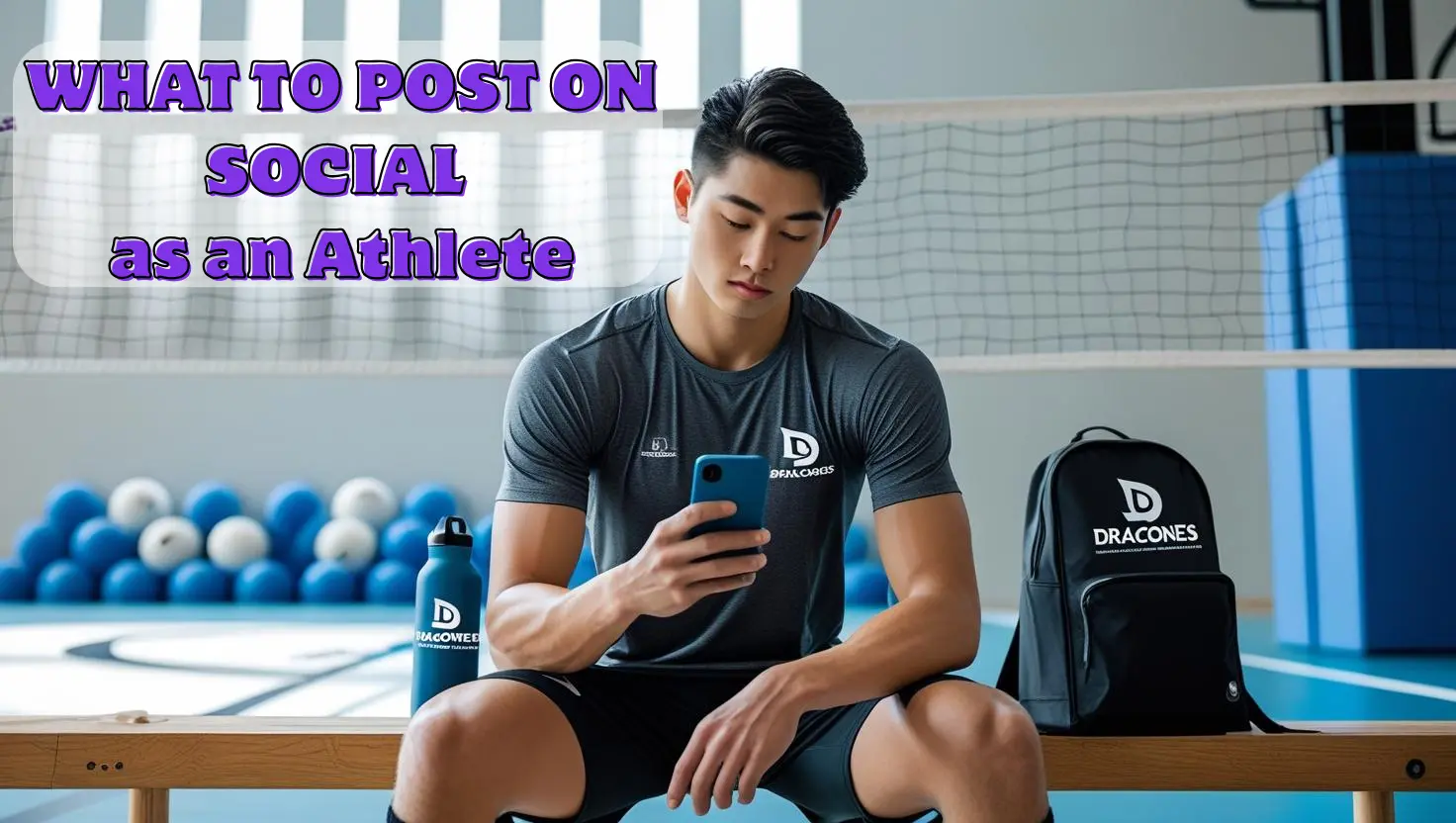 Cosa Pubblicare sui Social se Sei un Atleta Giovane atleta di pallavolo seduto in palestra con t-shirt DRACONES, telefono in mano, bottiglia e zaino DRACONES accanto. Sullo sfondo una rete da volley e palloni blu. Titolo in alto a sinistra.